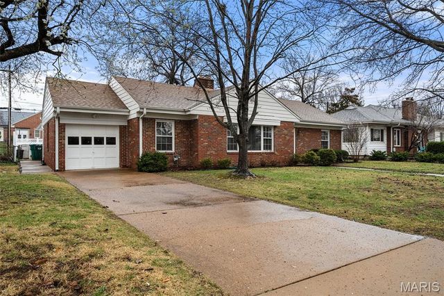 435 Hampshire Court, Webster Groves, MO 63119