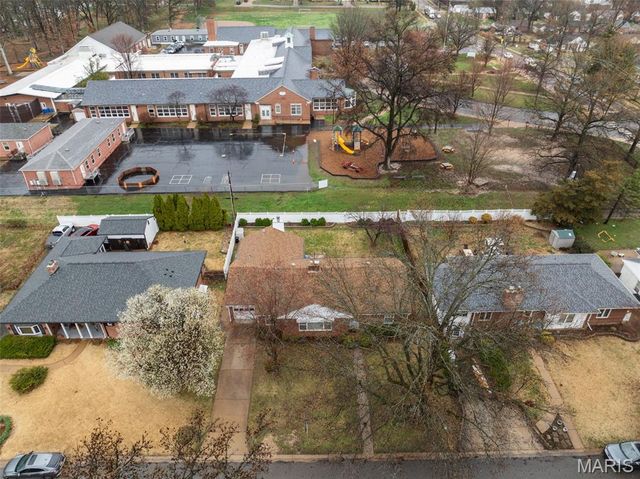 435 Hampshire Court, Webster Groves, MO 63119