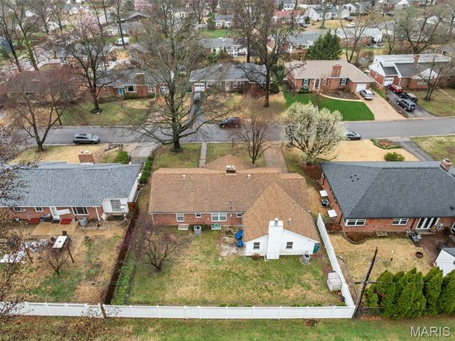 435 Hampshire Court, Webster Groves, MO 63119