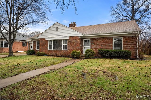 435 Hampshire Court, Webster Groves, MO 63119