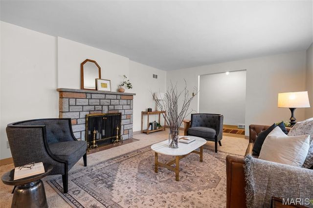 435 Hampshire Court, Webster Groves, MO 63119