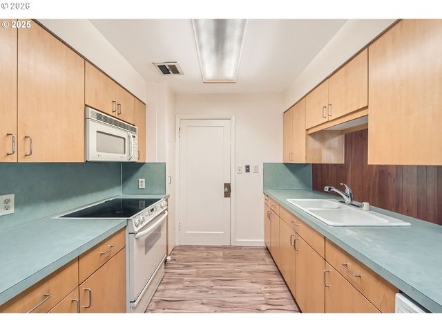 9832 N VAN HOUTEN Ave, Portland, OR 97203