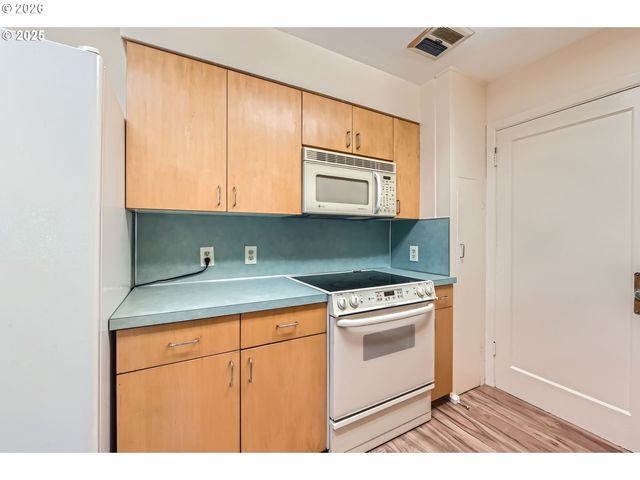 9832 N VAN HOUTEN Ave, Portland, OR 97203