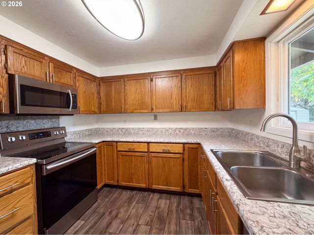 555 MATZEN St, St Helens, OR 97051