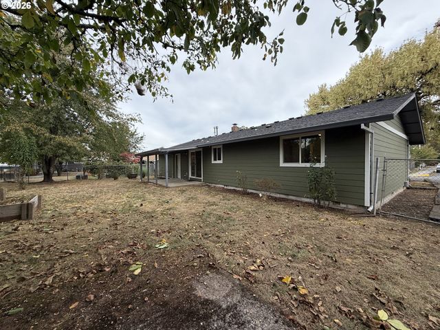 555 MATZEN St, St Helens, OR 97051