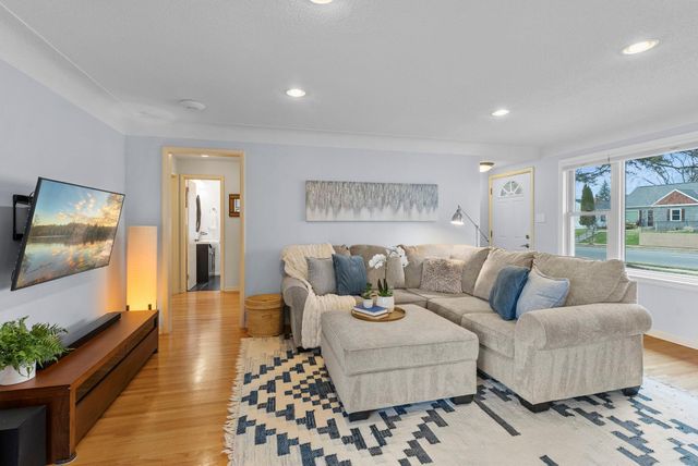 2709 W 60th Street, Minneapolis, MN 55410