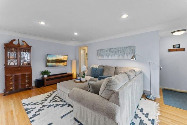 2709 W 60th Street, Minneapolis, MN 55410