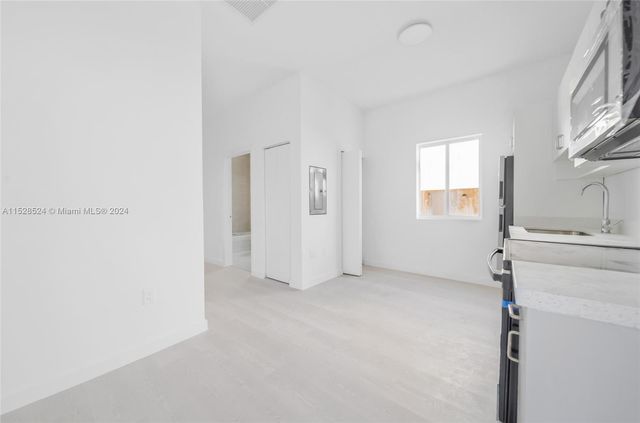 1567 NW 1st St, Miami, FL 33125