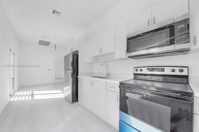 1567 NW 1st St, Miami, FL 33125