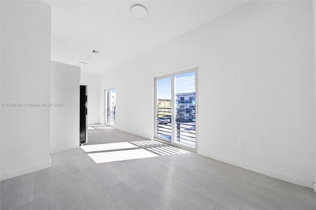 1567 NW 1st St, Miami, FL 33125