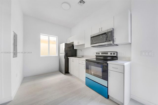 1567 NW 1st St, Miami, FL 33125