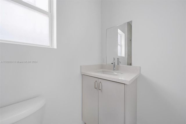 1567 NW 1st St, Miami, FL 33125