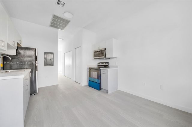 1567 NW 1st St, Miami, FL 33125