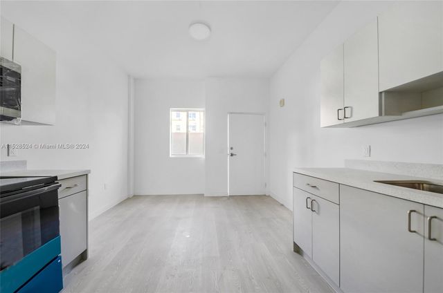 1567 NW 1st St, Miami, FL 33125