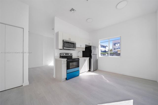 1567 NW 1st St, Miami, FL 33125