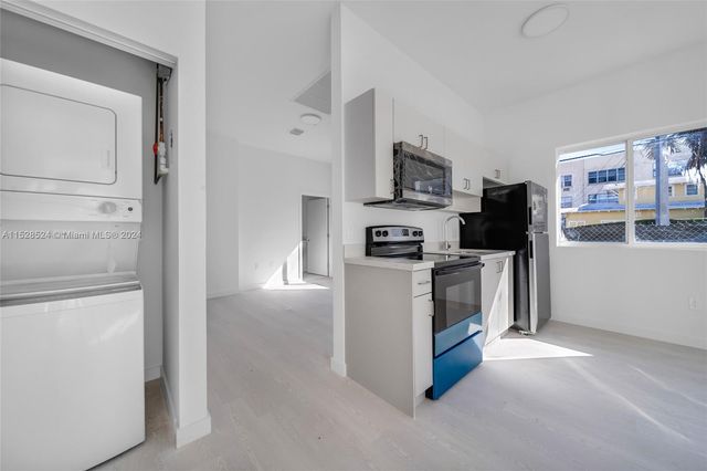 1567 NW 1st St, Miami, FL 33125