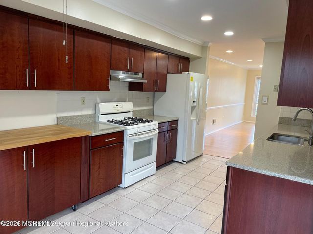 79 Dartmouth Place, Morganville, NJ 07751
