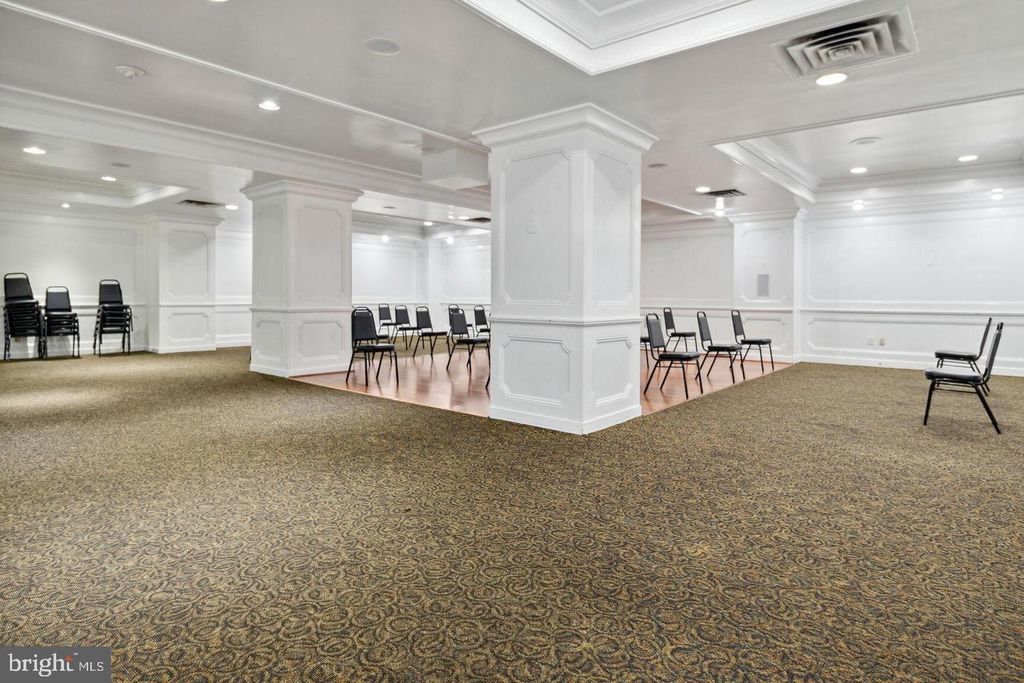 Image 11 of property listing at 5225 POOKS HILL RD #615S, Bethesda, MD 20814