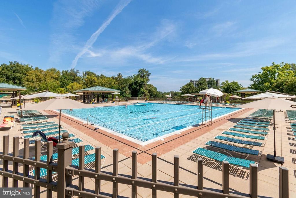 Image 17 of property listing at 5225 POOKS HILL RD #615S, Bethesda, MD 20814