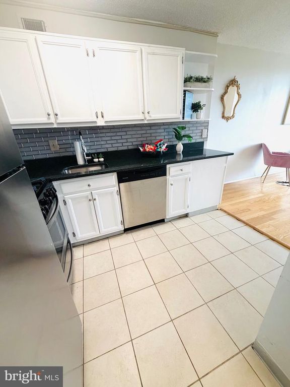 Image 4 of property listing at 5225 POOKS HILL RD #615S, Bethesda, MD 20814