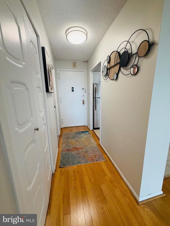 Image 6 of property listing at 5225 POOKS HILL RD #615S, Bethesda, MD 20814