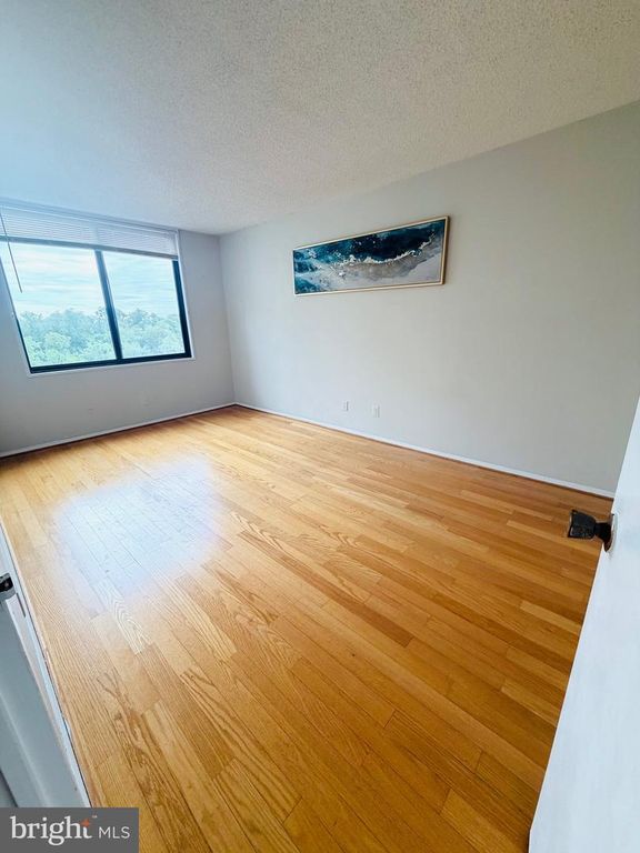 Image 8 of property listing at 5225 POOKS HILL RD #615S, Bethesda, MD 20814