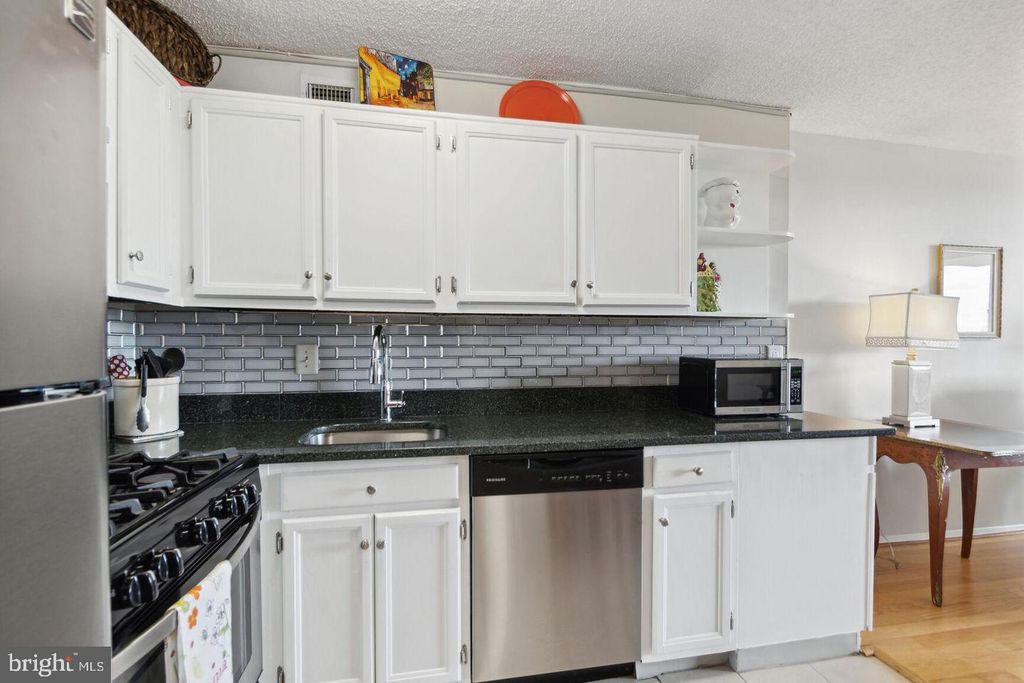 Image 9 of property listing at 5225 POOKS HILL RD #615S, Bethesda, MD 20814