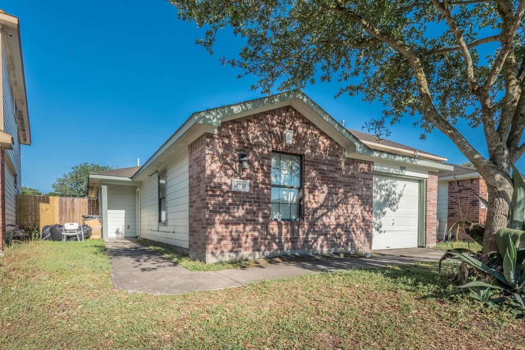 10233 Azalea Vlg Village, Houston, TX 77088
