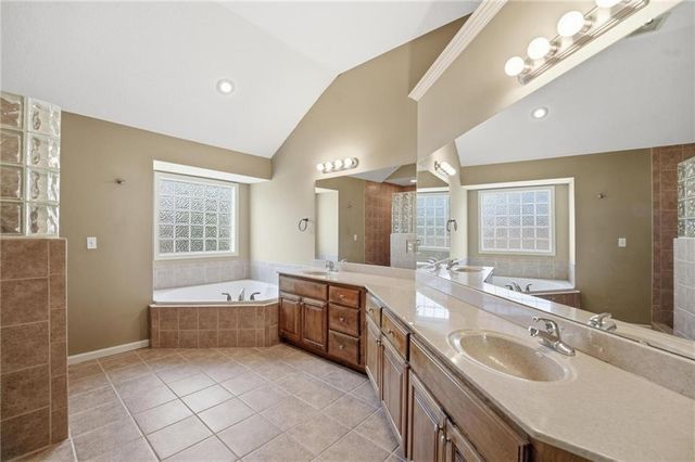 5201 W 164th Street, Overland Park, KS 66085