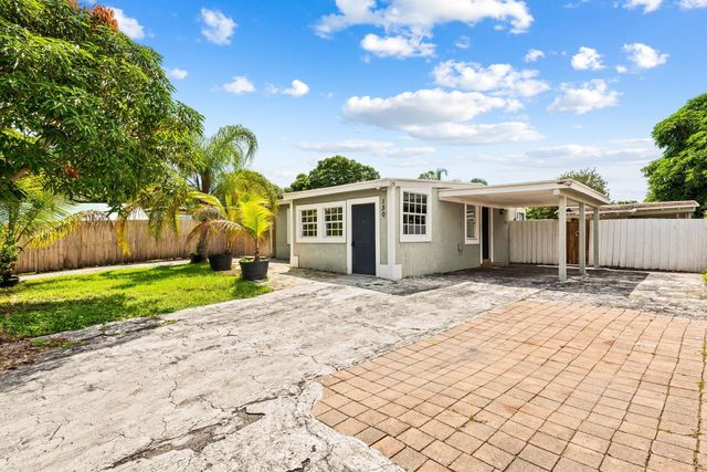 130 Plum Tree Drive Drive, Lake Worth, FL 33462