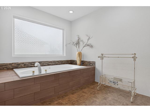 3966 Nw LOY Ct, Portland, OR 97229