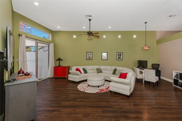 1220 W Bel Aire Dr W, Pembroke Pines, FL 33027
