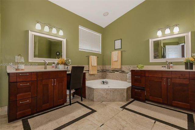 1220 W Bel Aire Dr W, Pembroke Pines, FL 33027