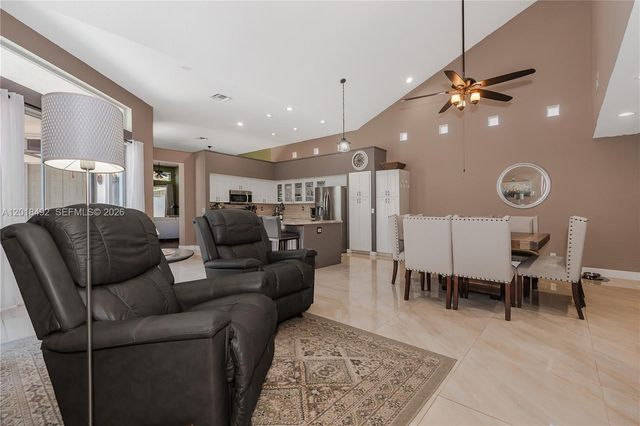 1220 W Bel Aire Dr W, Pembroke Pines, FL 33027