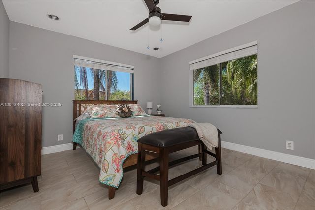 1220 W Bel Aire Dr W, Pembroke Pines, FL 33027