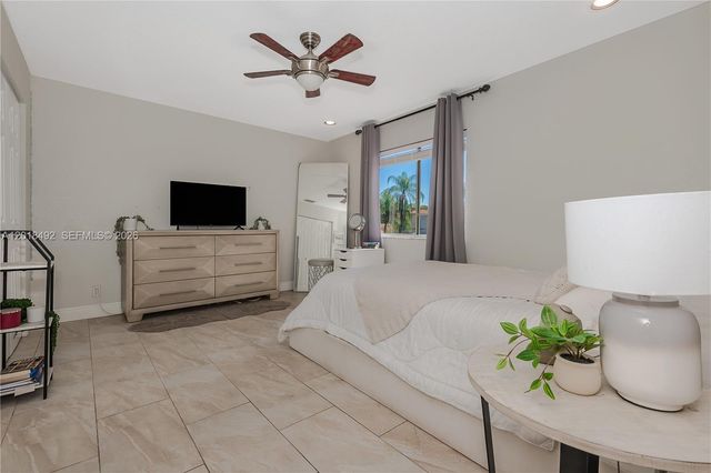 1220 W Bel Aire Dr W, Pembroke Pines, FL 33027