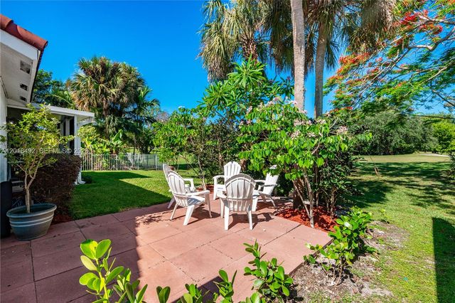 1220 W Bel Aire Dr W, Pembroke Pines, FL 33027