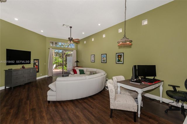 1220 W Bel Aire Dr W, Pembroke Pines, FL 33027