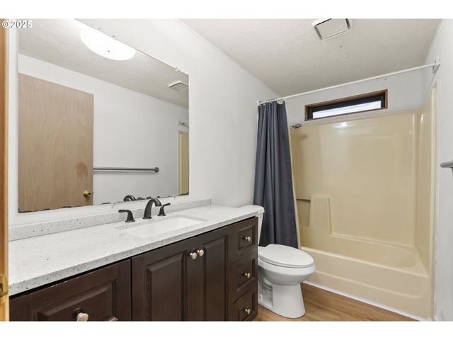 1672 Pritchett Pl, Cottage Grove, OR 97424