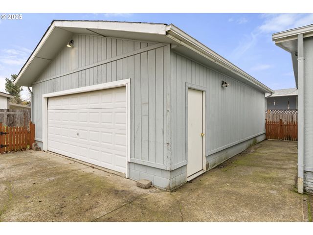 1672 Pritchett Pl, Cottage Grove, OR 97424