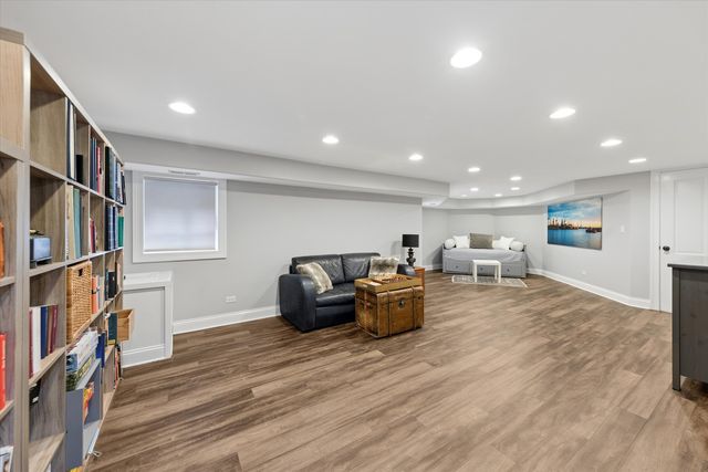 245 W Winthrop Avenue, Elmhurst, IL 60126