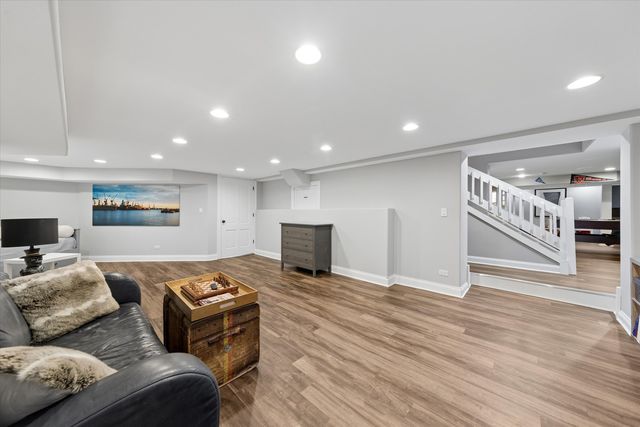 245 W Winthrop Avenue, Elmhurst, IL 60126