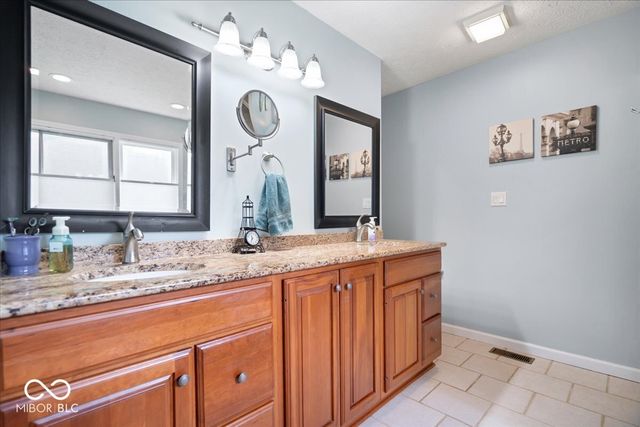 8276 Hampton Circle W, Indianapolis, IN 46256