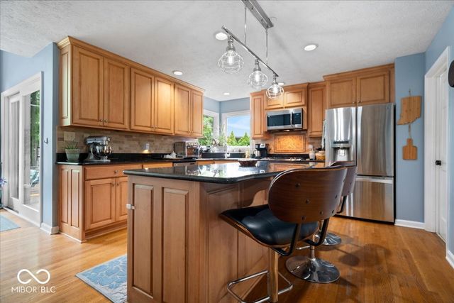8276 Hampton Circle W, Indianapolis, IN 46256