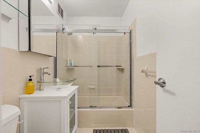 6 Birchwood Court 5B, Mineola, NY 11501