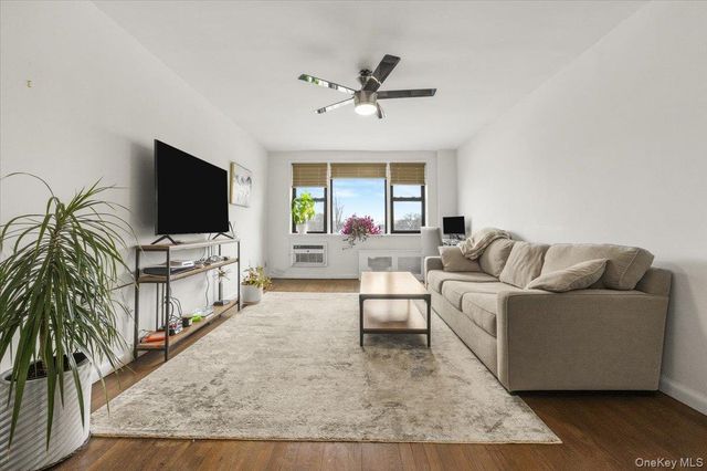 6 Birchwood Court 5B, Mineola, NY 11501