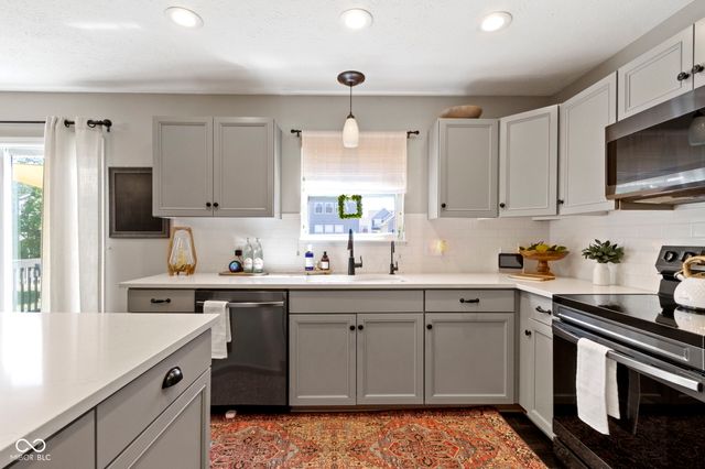 7827 Wedgetail Drive, Zionsville, IN 46077