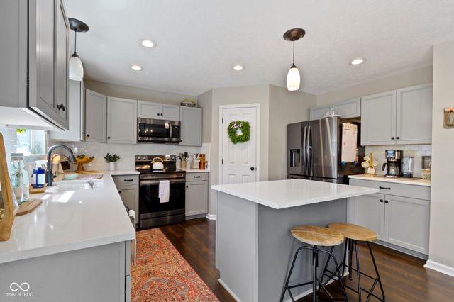 7827 Wedgetail Drive, Zionsville, IN 46077