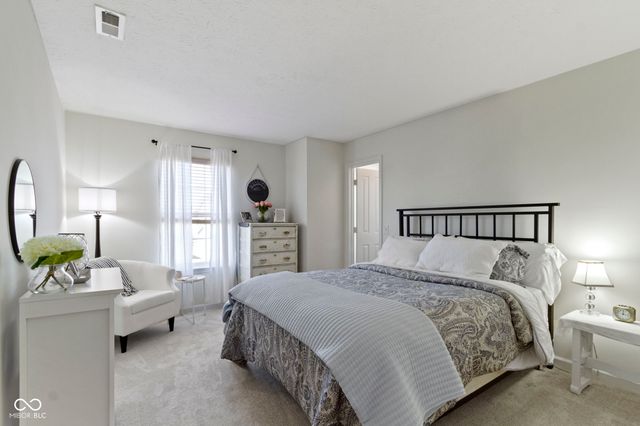 7827 Wedgetail Drive, Zionsville, IN 46077