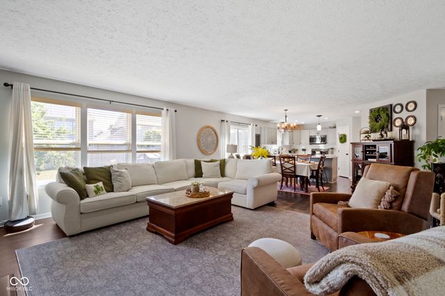 7827 Wedgetail Drive, Zionsville, IN 46077